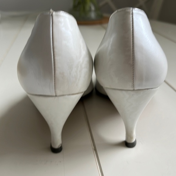 Vintage Gina London Pumps White with pearl effects, equivalent to 6 U.S - Picture 2 of 9